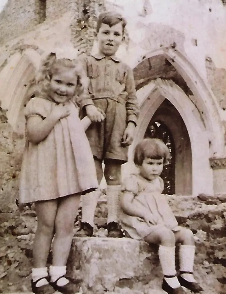 In 1947 op de puinhope van de aauw protustantse kerk meej mum twee zusjes
